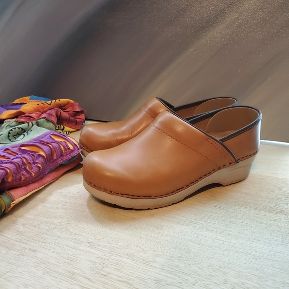 dansko clogs tan
